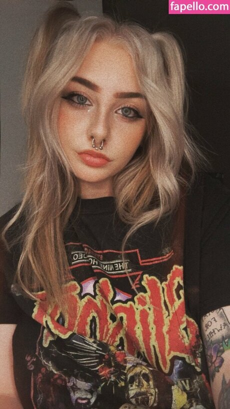 Kassmeinthepits xxx model photo