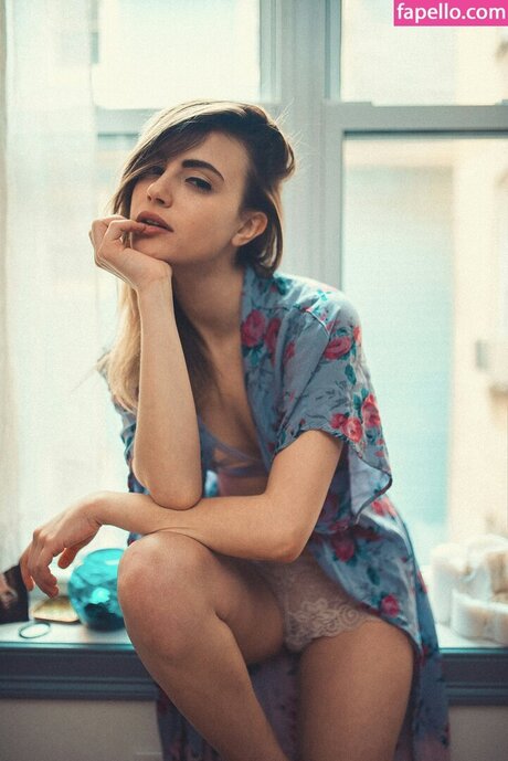 Charlotte Mckee adult model pic