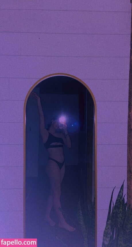 Emileesilvey nude pornstar img