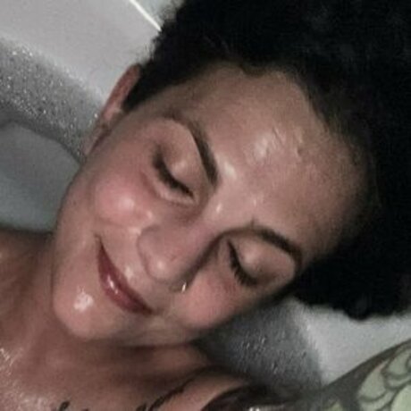 ughhjen hot star image