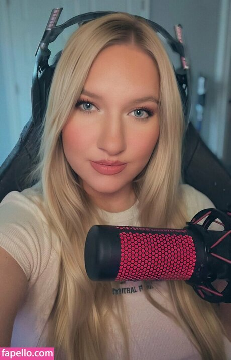 Heylovely model sexy photos