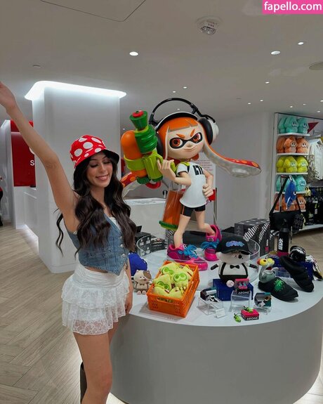 mcd00dle erotic actress pics