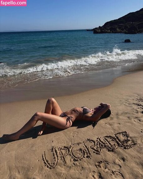 oliviarcox model top img