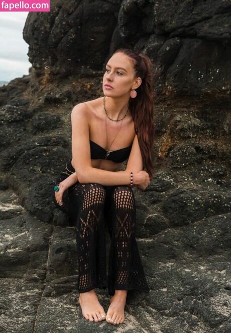 oliviarcox model naked picture