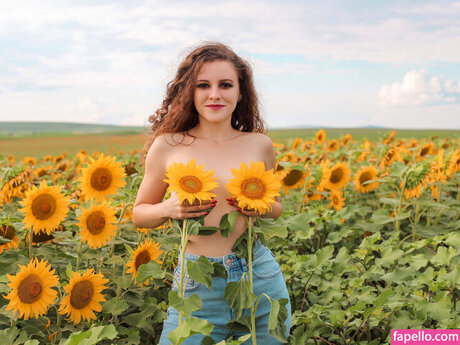 Redhead Aggie top model pic