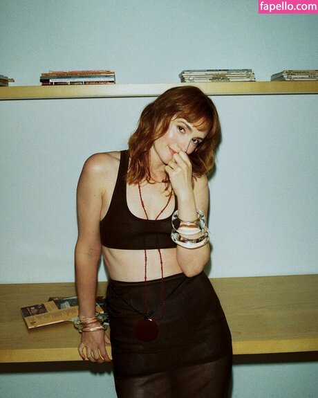 Leighton Meester nude star img