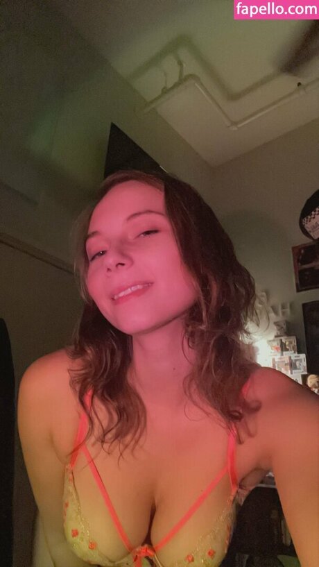 redhotambz model top photo