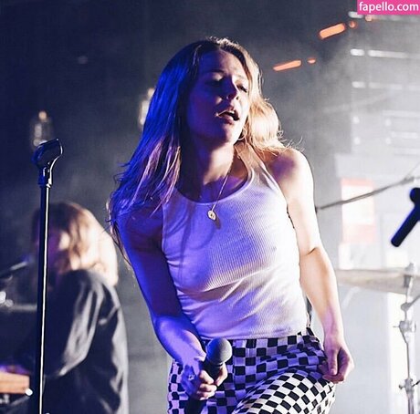 Maggie Rogers pretty star image