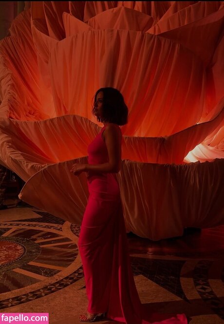 Pelin Akil model beautiful galleries