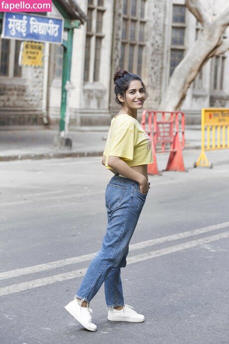 Ruhani Sharma free model pic