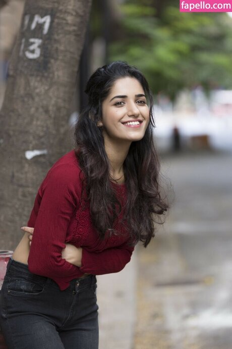 Ruhani Sharma sexy actress images