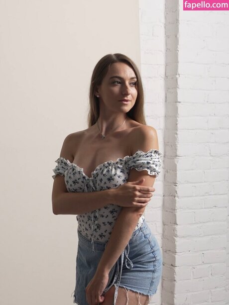 Larissa Schmiederer art model image