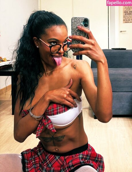 itszurihill model erotic picture