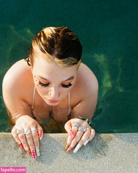 Lola Young star sex image