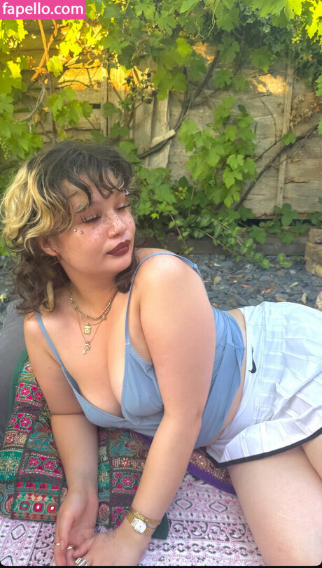 Lola Young hd pornstar pics