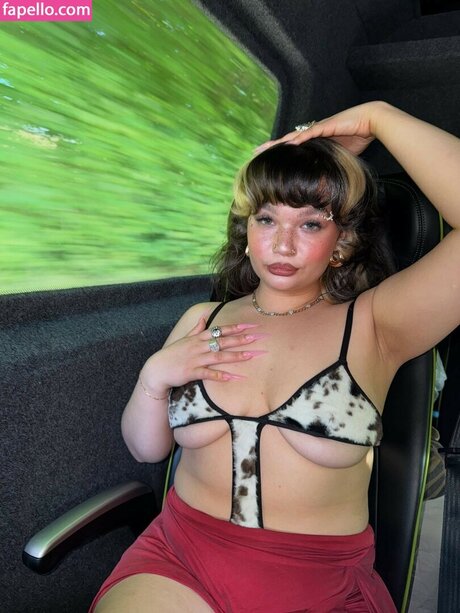 Lola Young model top picture