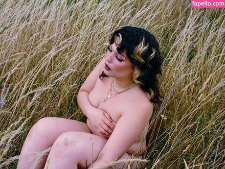 Lola Young erotic actress pics