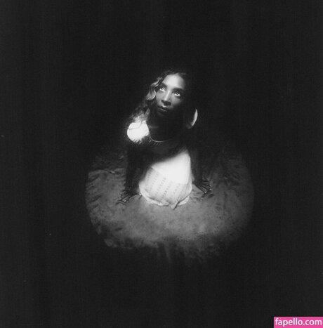 Spellling erotic model photo