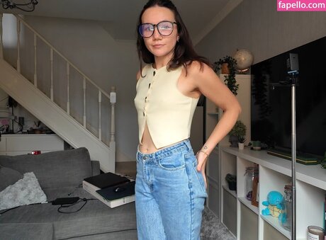 Double Take Reacts model erotic pic