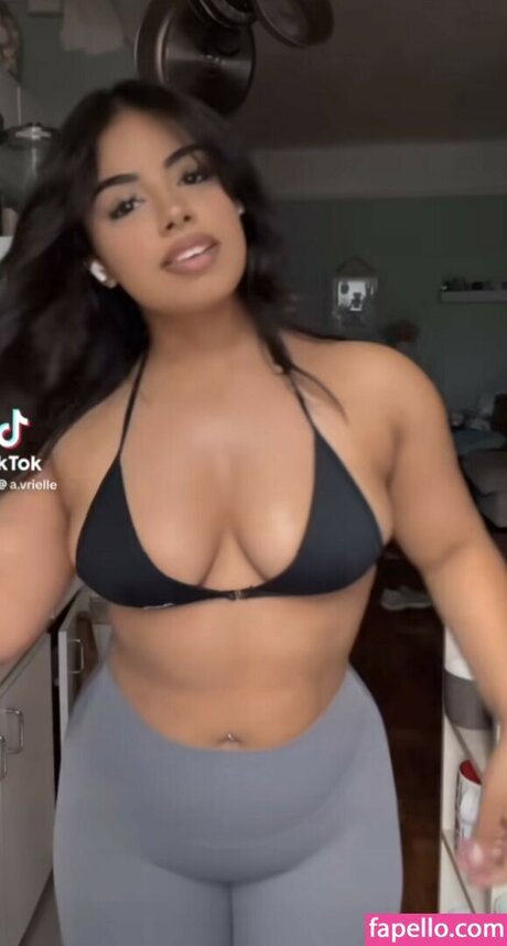 A vriell nude model img