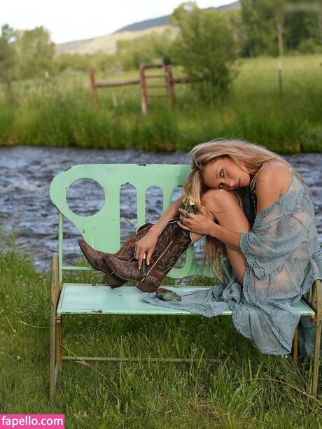 Bella Hadid free star image