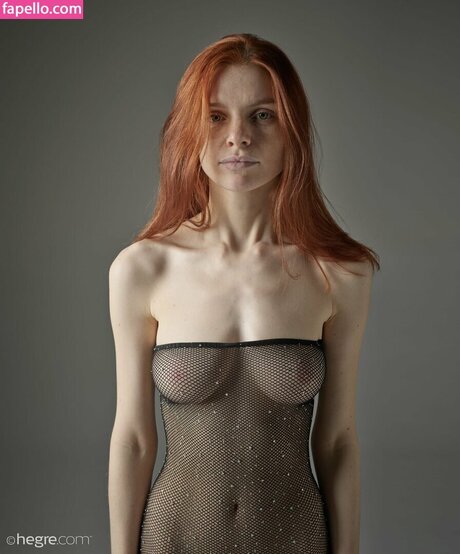 Redhead Vi model sexy photo