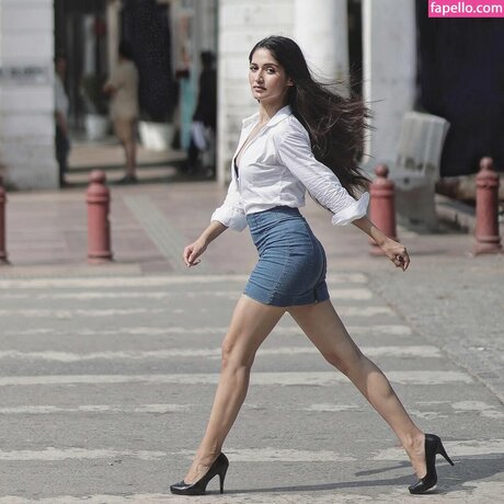 Ojasvi Sharma sexy actress photos