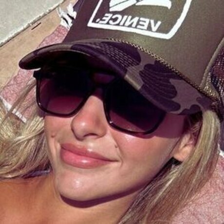 Bailey Powell model perfect pics