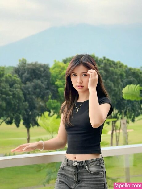 Leonazhen nude actress photos