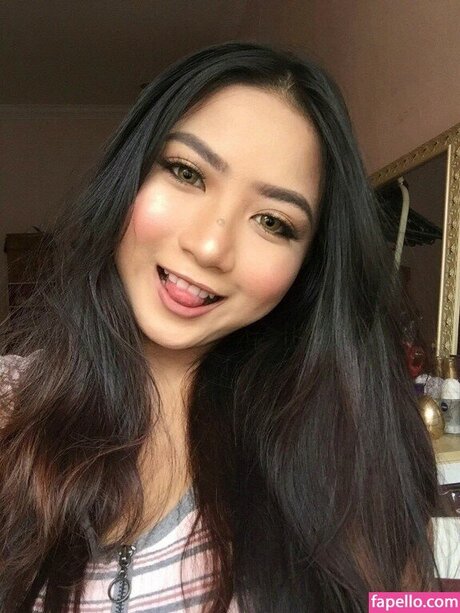 Zizi Wong model adult pic