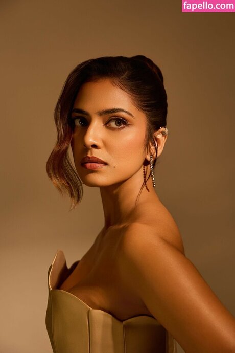 Malavika Mohanan free model image