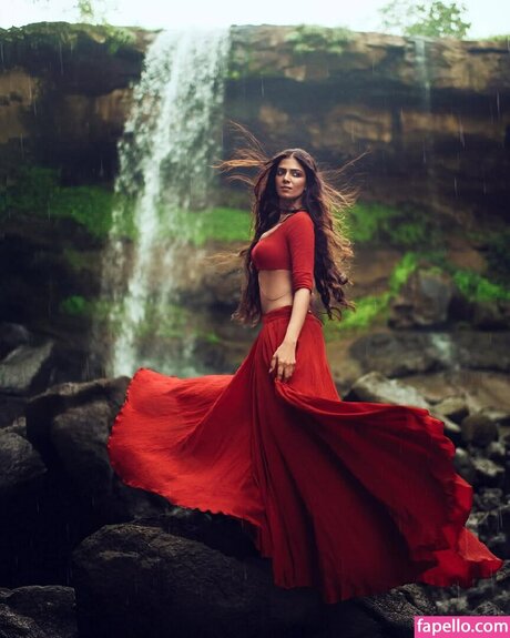 Malavika Mohanan sexy model photos