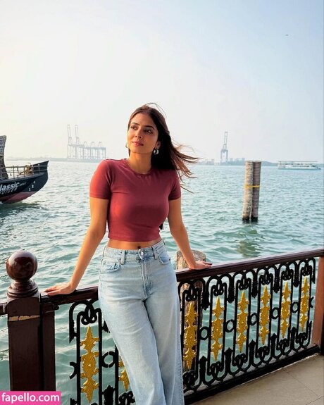 Malavika Mohanan hd actress image