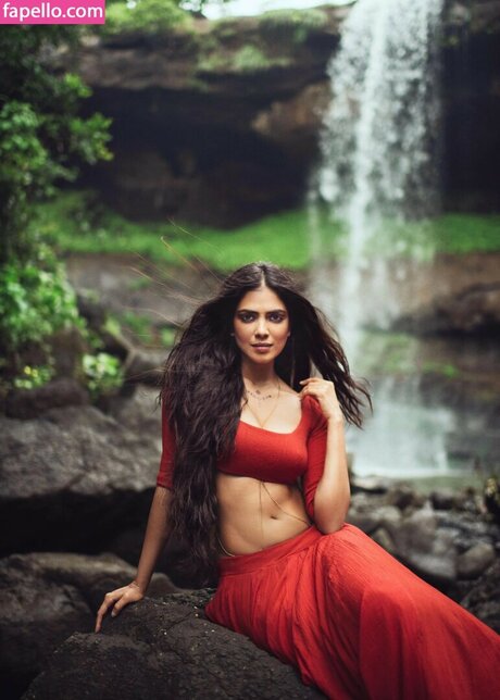 Malavika Mohanan model adult picture
