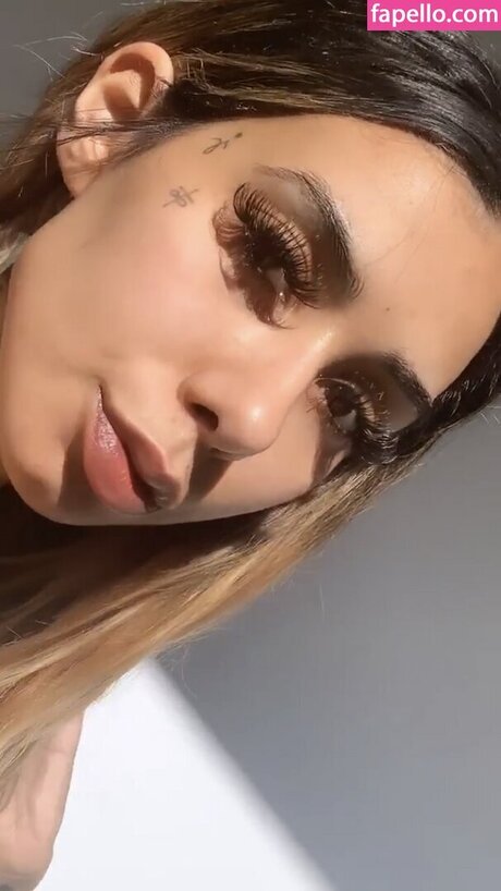 Ally Lotti adult model img