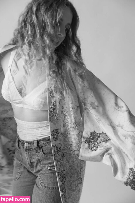 Angelina Mango perfect model image