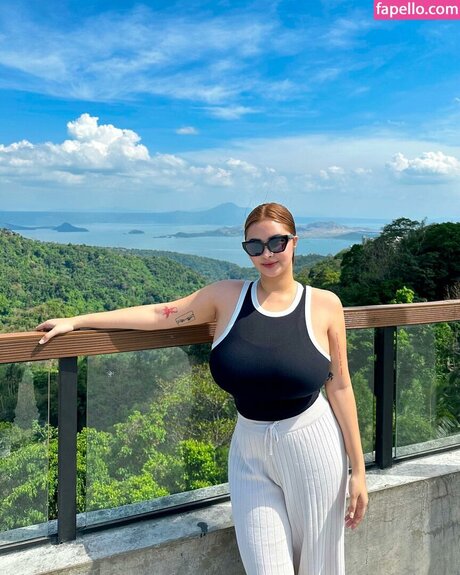 Mitzina Larino hd actress picture