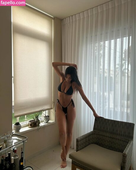 Liya Mizrahi model art gallery