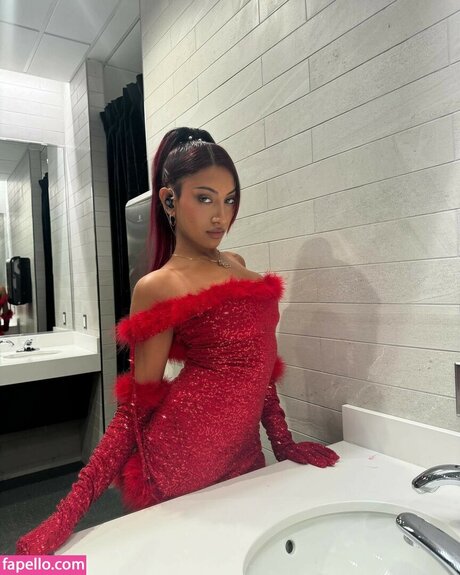 Lara Raj naked model gallery