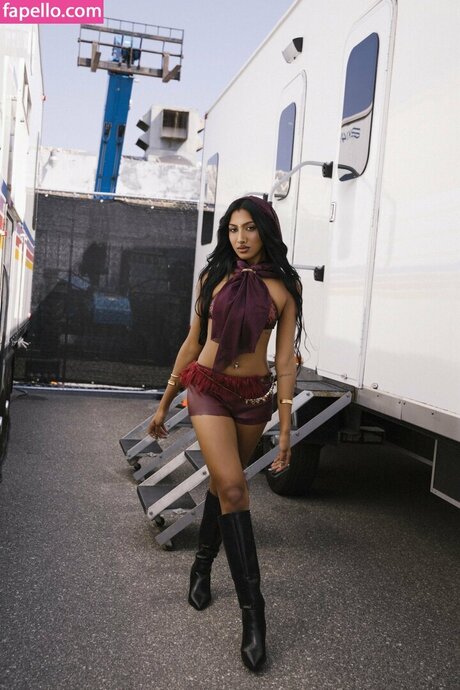 Lara Raj star sexy image