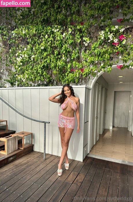 sydswrldxo model adult pics