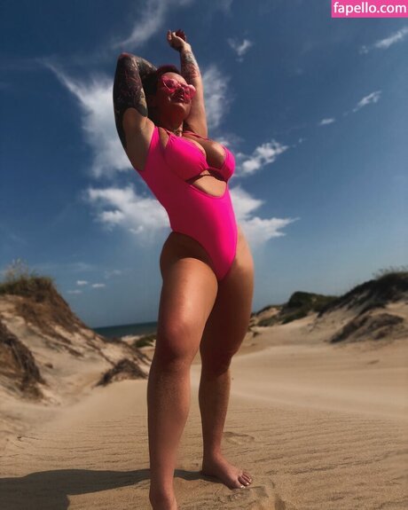 EmeryEXP hot actress image