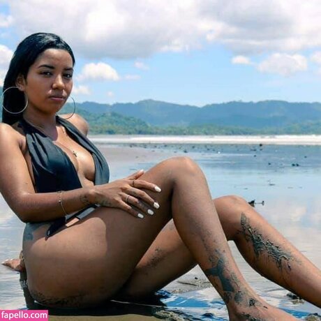 Melanie Noelia hot actress img