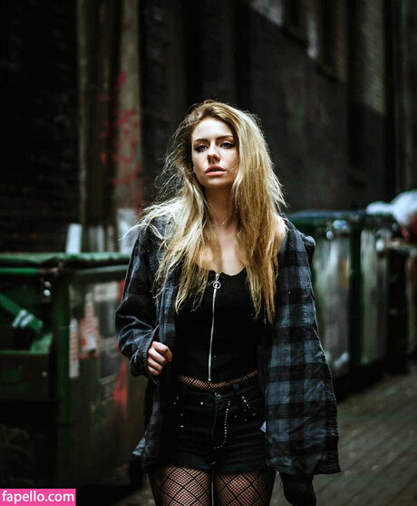 Maddie Phillips naked actress picture