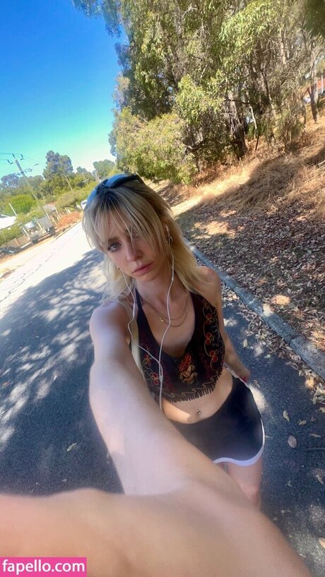 Maddie Phillips star exclusive photo