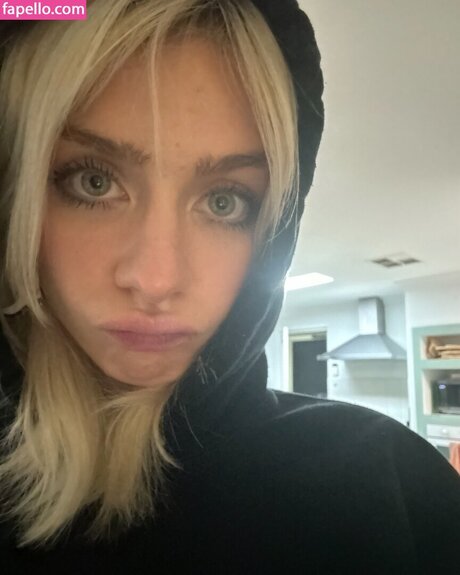 Maddie Phillips model hot pic