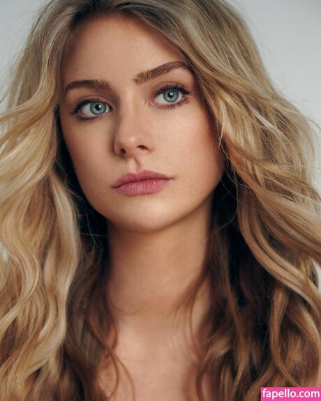 Maddie Phillips hot star pics