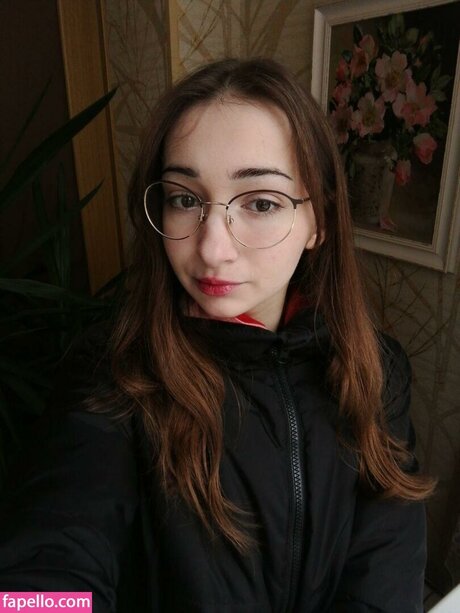 Polly Bee model hot pics