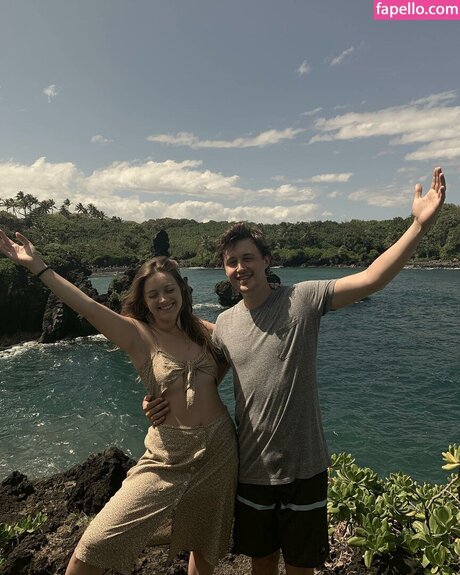 Billie Lourd naked actress picture