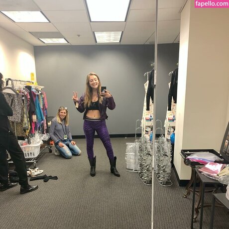 Billie Lourd star naked img